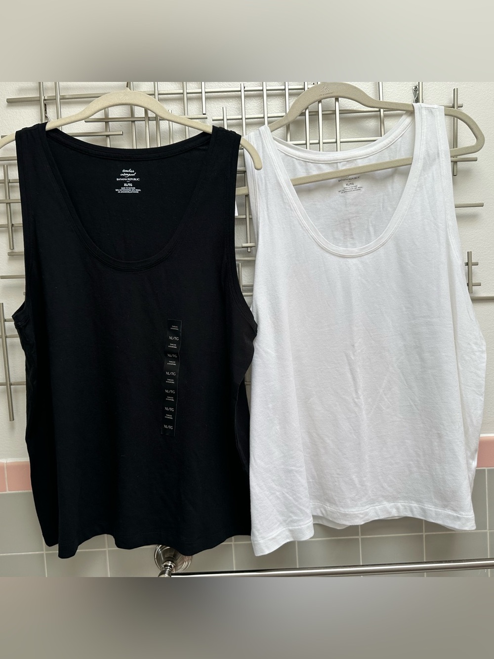 Lot Banana Republic 2 Timeless T-shirts Tank Tops  XL (black & white)